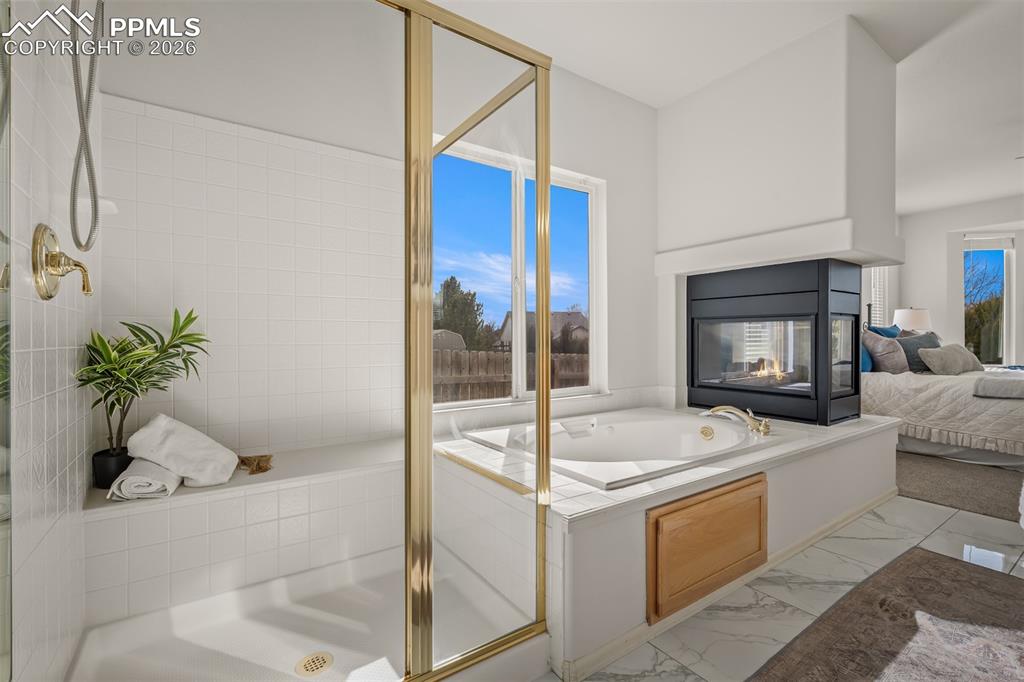 Image 23 of 48: Bathroom