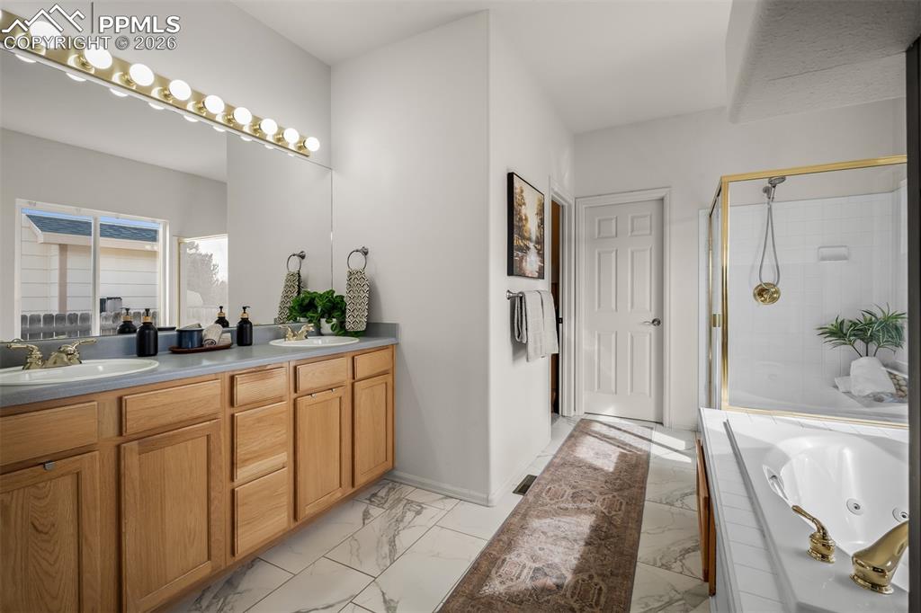 Image 24 of 48: Bathroom