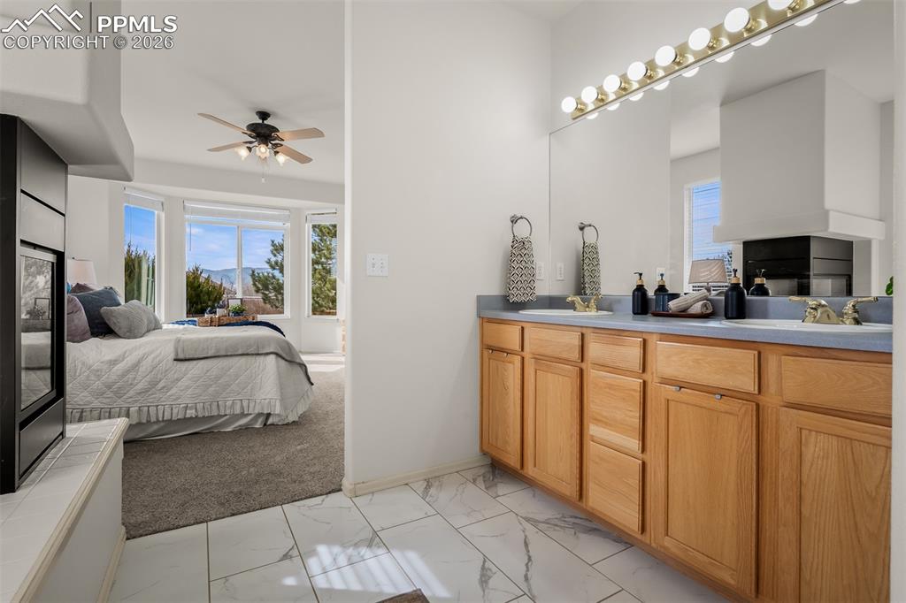 Image 25 of 48: Bathroom