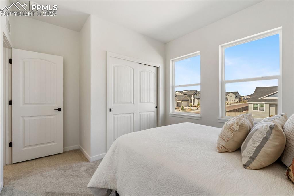 Image 10 of 12: Bedroom