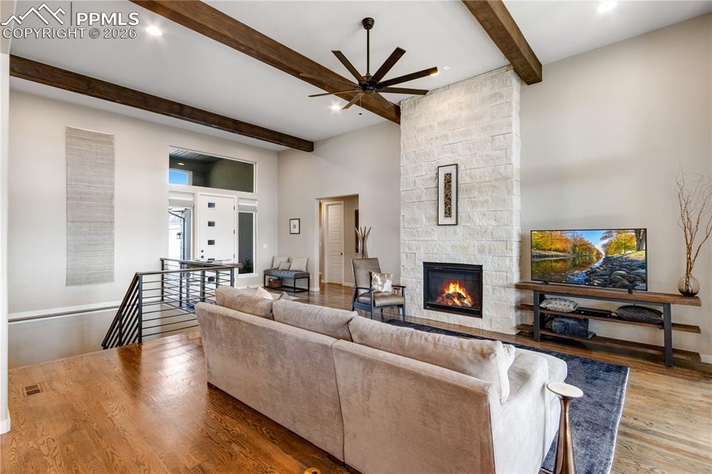 Image 10 of 50: Living Room