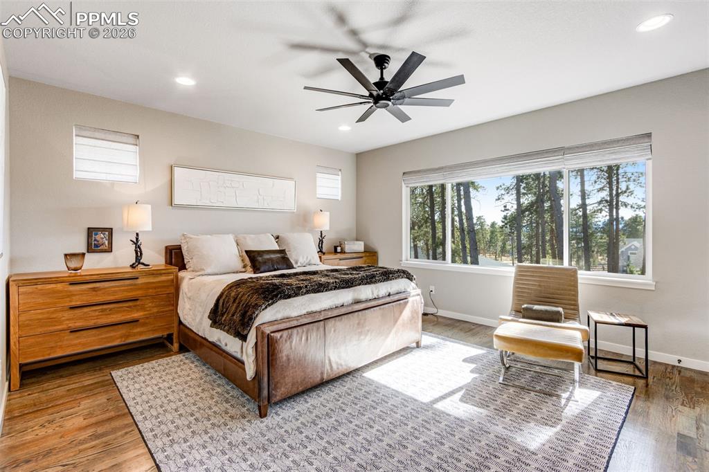 Image 21 of 50: Bedroom