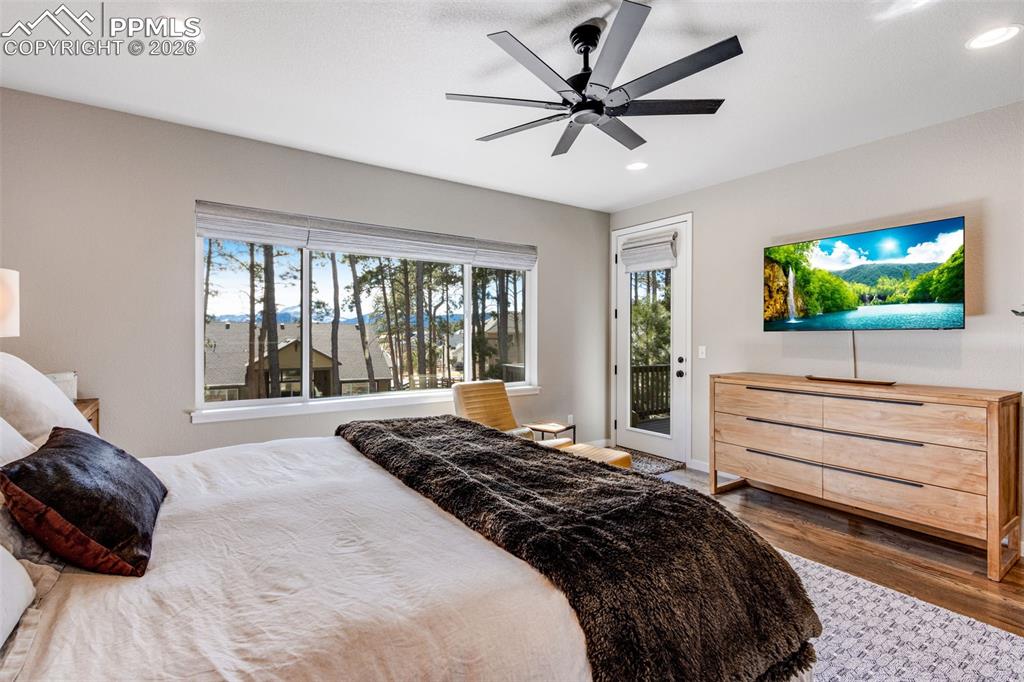 Image 22 of 50: Bedroom