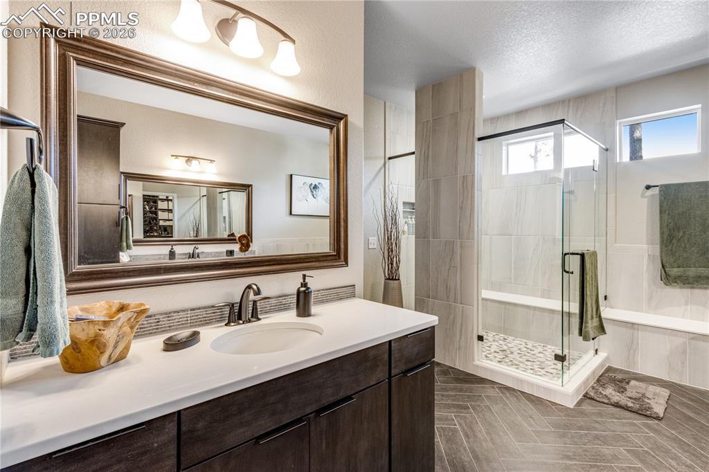 Image 23 of 50: Bathroom