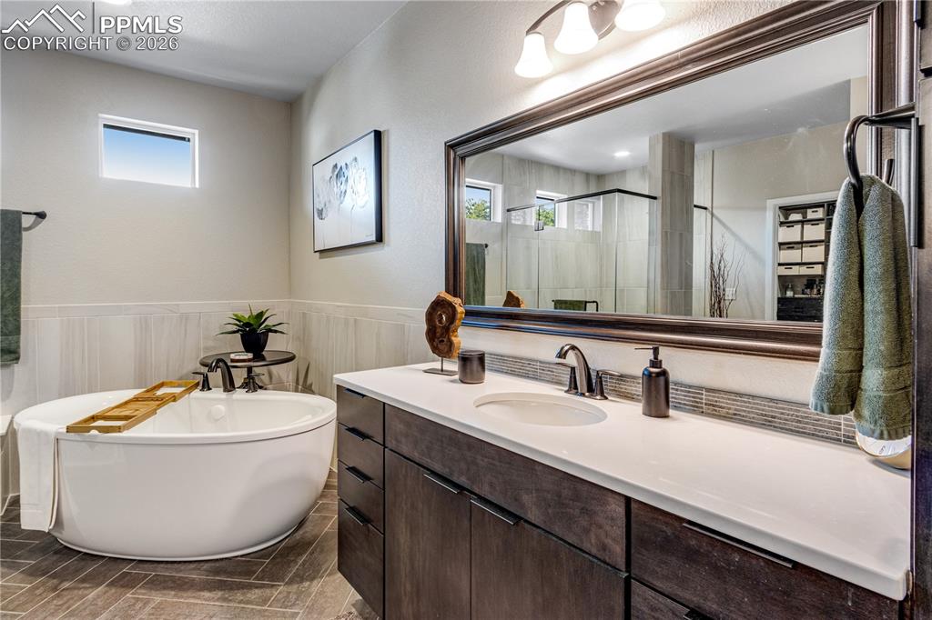 Image 24 of 50: Bathroom