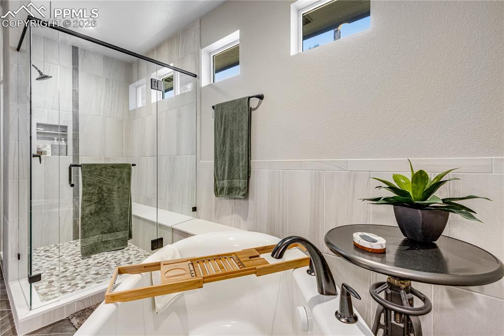 Image 25 of 50: Bathroom