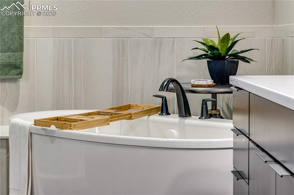 Image 26 of 50: Bathroom