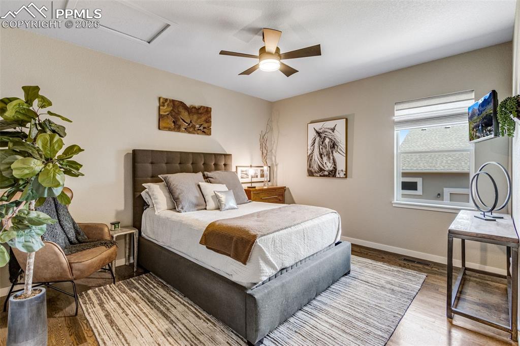 Image 28 of 50: Bedroom