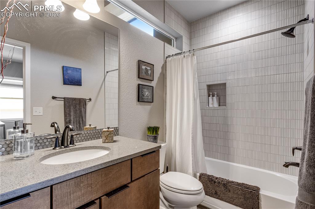 Image 29 of 50: Bathroom