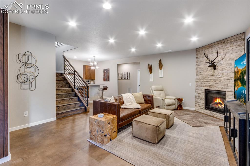 Image 30 of 50: Living Room