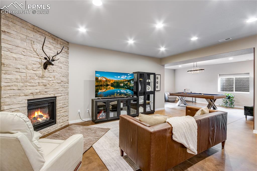 Image 31 of 50: Living Room