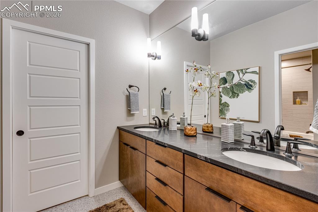 Image 37 of 50: Bathroom