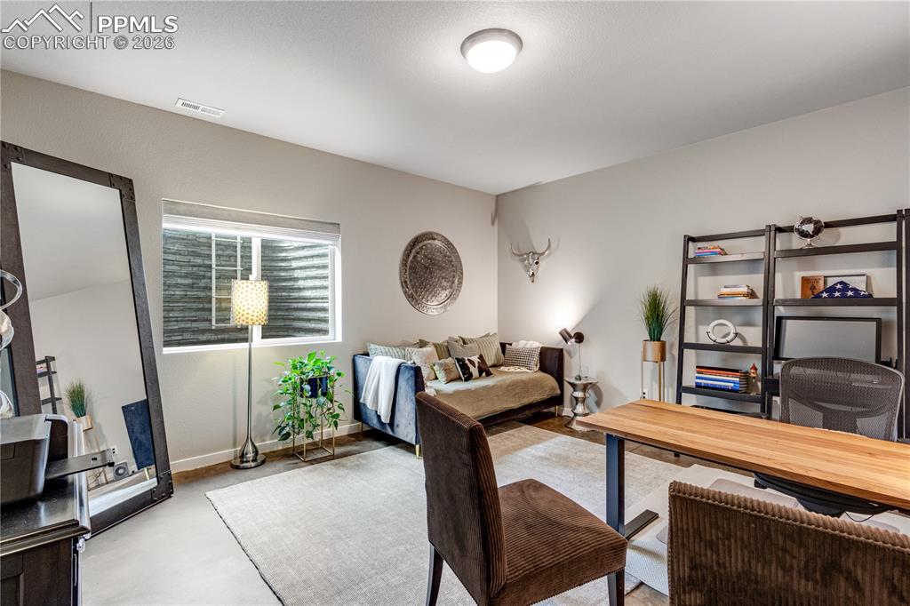 Image 40 of 50: Office