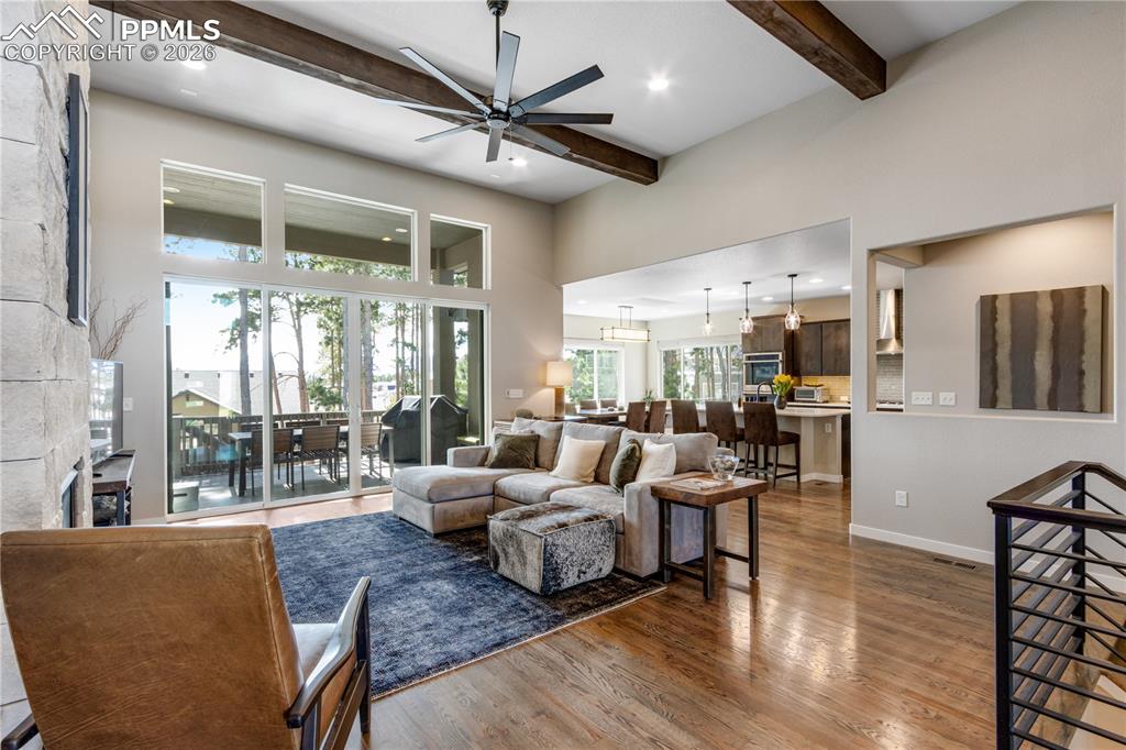 Image 8 of 50: Living Room