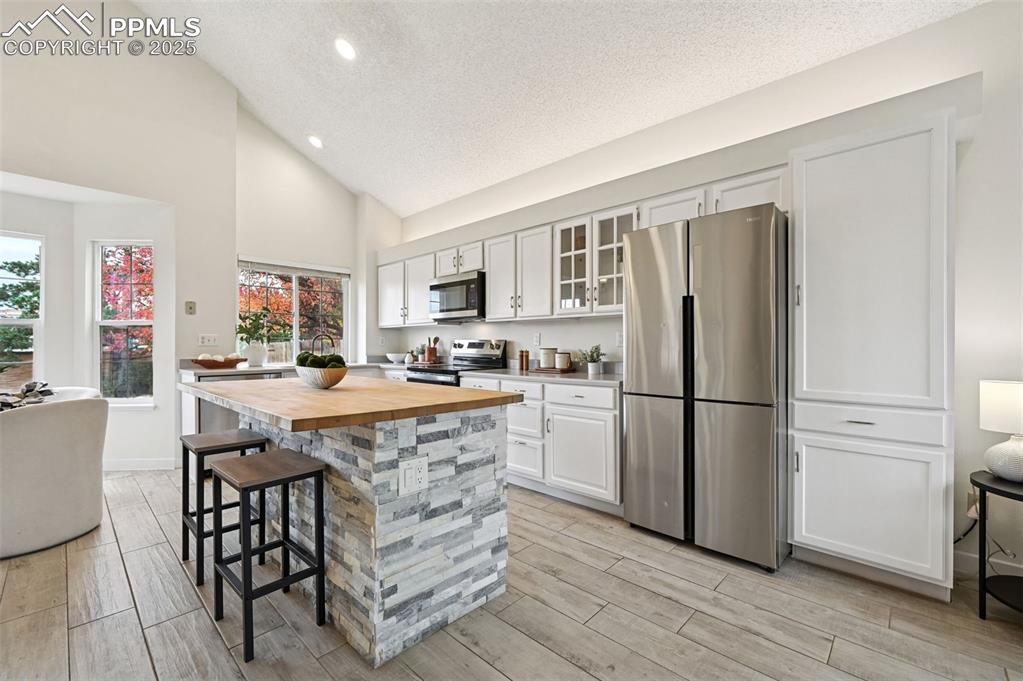 Image 11 of 34: Kitchen