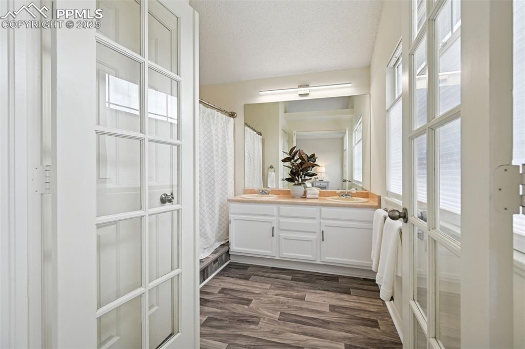 Image 21 of 34: Bathroom