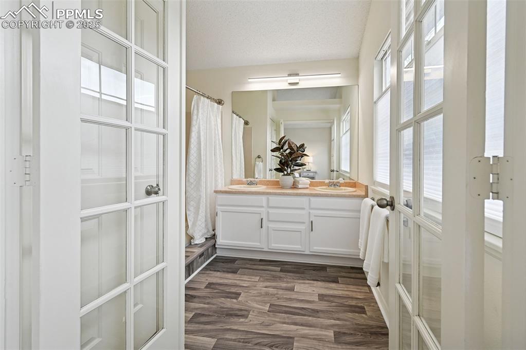 Image 22 of 34: Bathroom