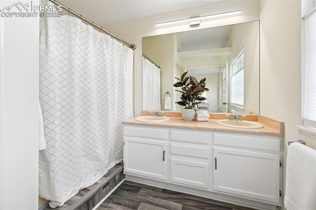 Image 24 of 34: Bathroom