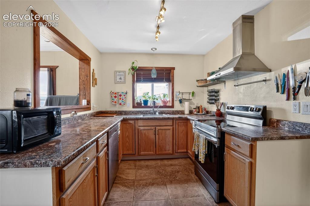 Image 12 of 48: Kitchen