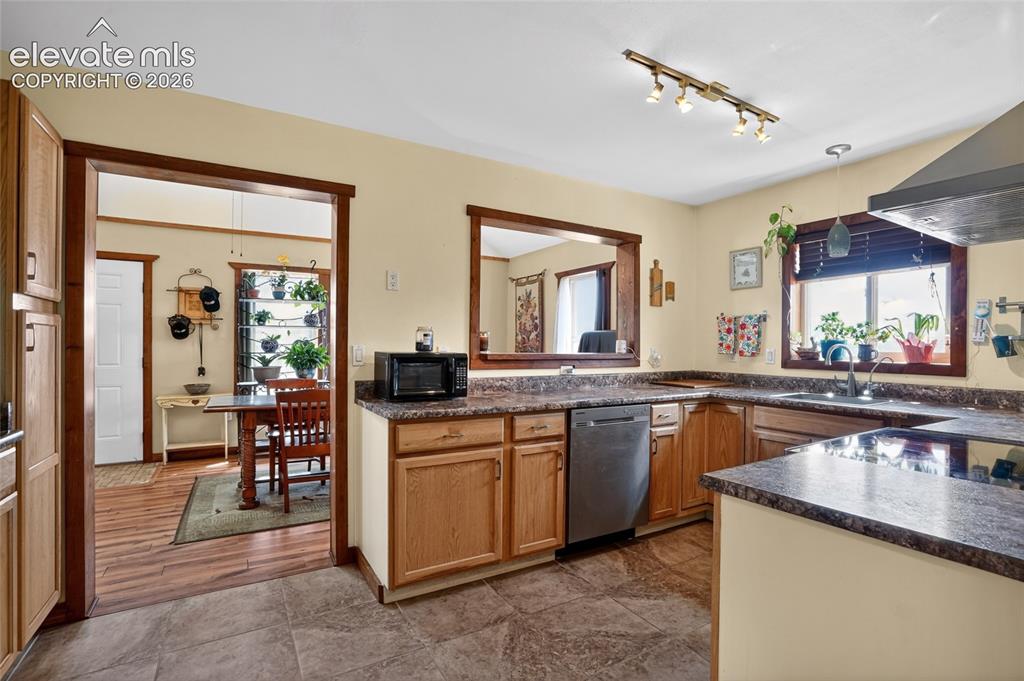 Image 15 of 48: Kitchen