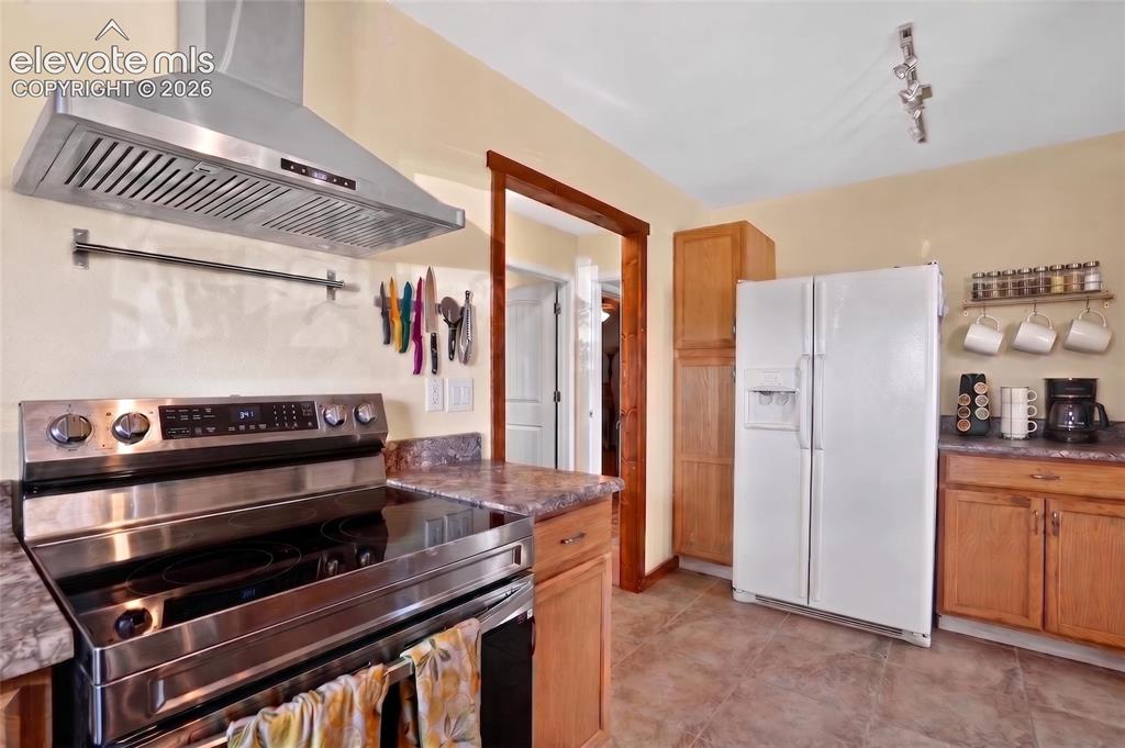 Image 16 of 48: Kitchen