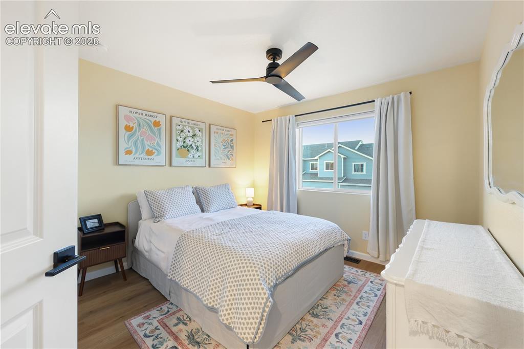 Image 18 of 23: Bedroom