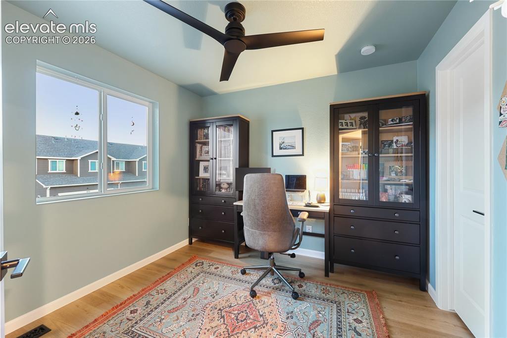 Image 19 of 23: Office