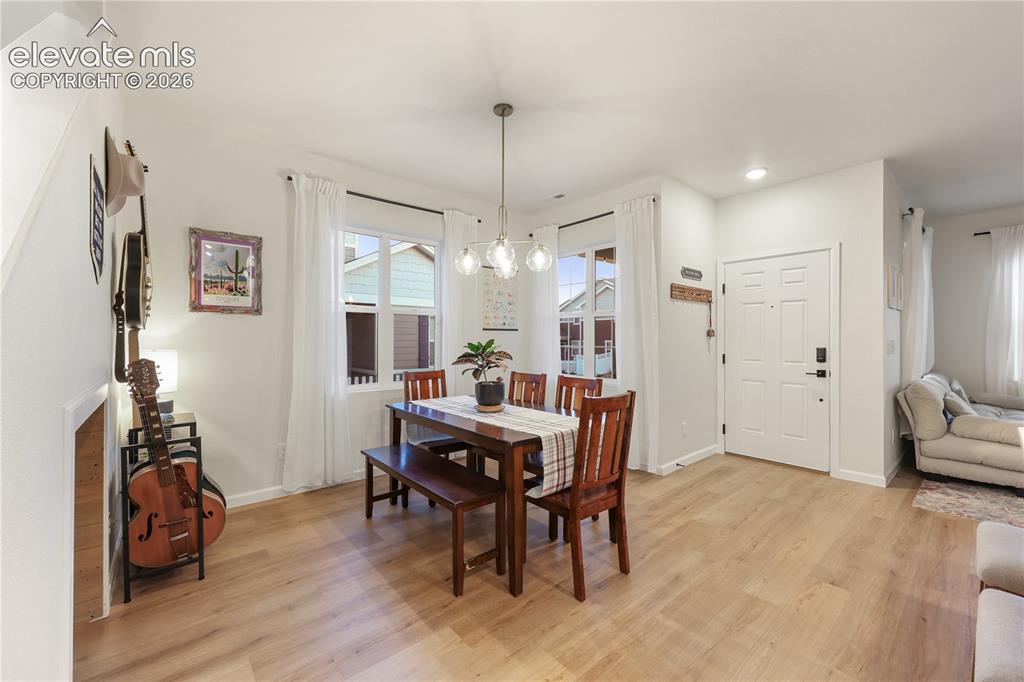 Image 4 of 23: Dining Area