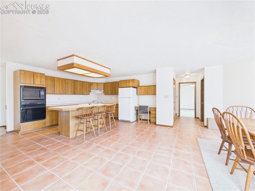 Image 13 of 44: Kitchen