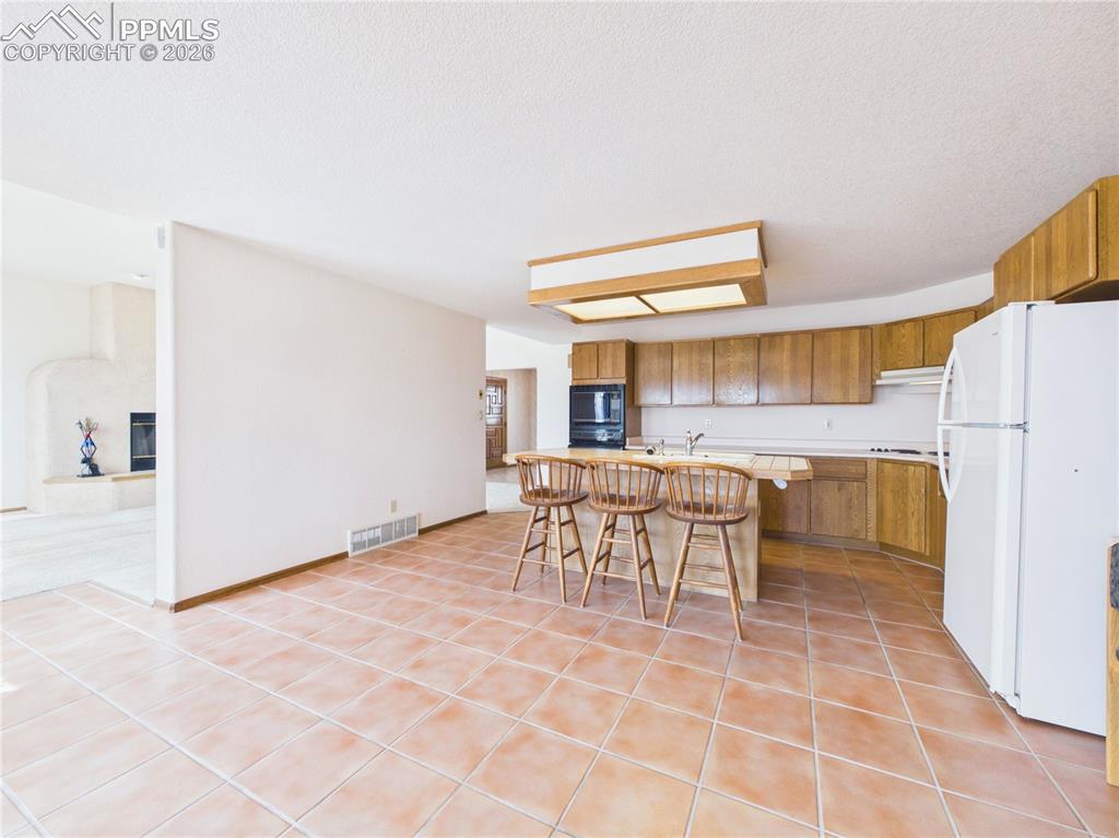 Image 14 of 44: Kitchen