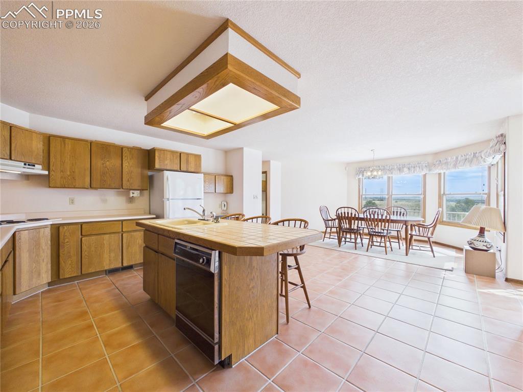 Image 15 of 44: Kitchen