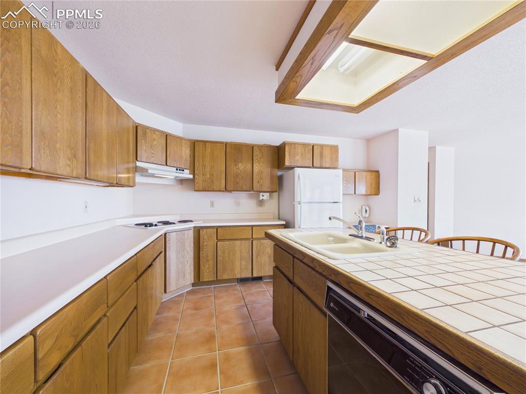 Image 16 of 44: Kitchen