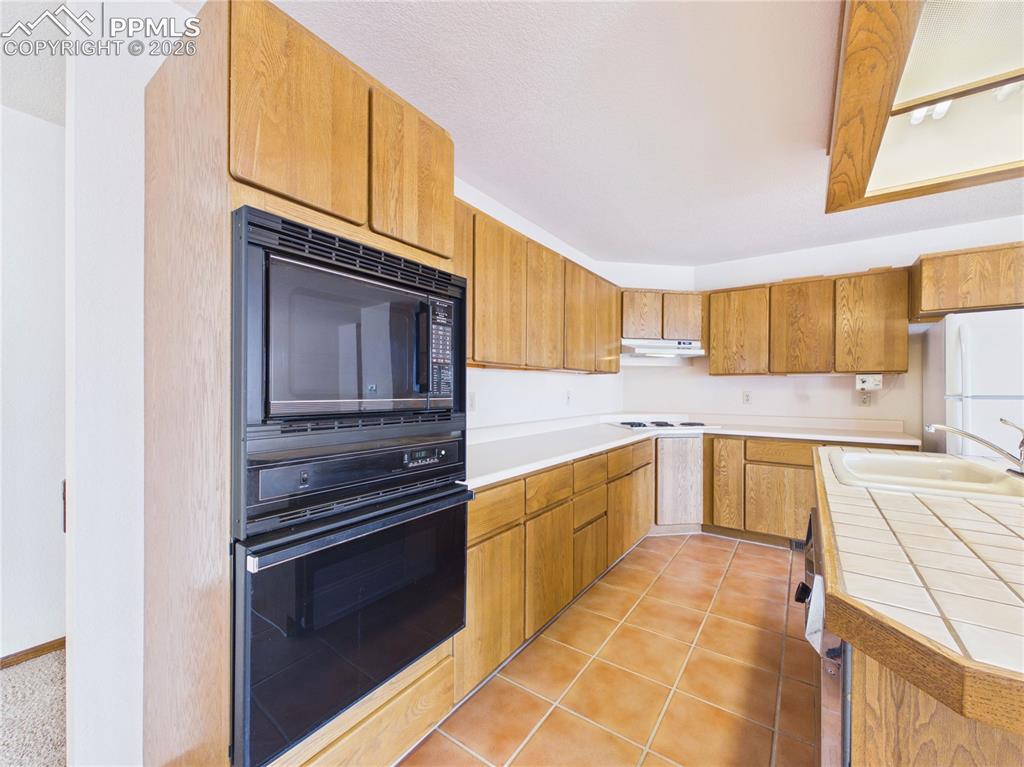 Image 17 of 44: Kitchen