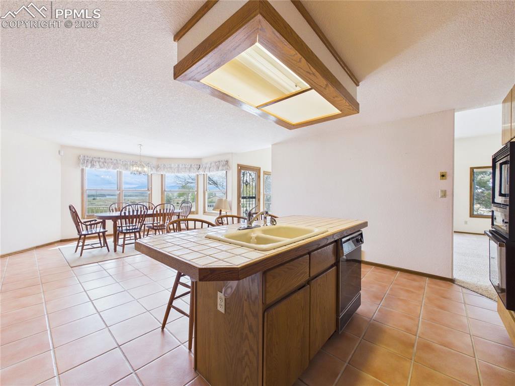 Image 18 of 44: Kitchen