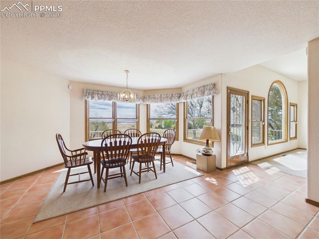Image 19 of 44: Dining Area