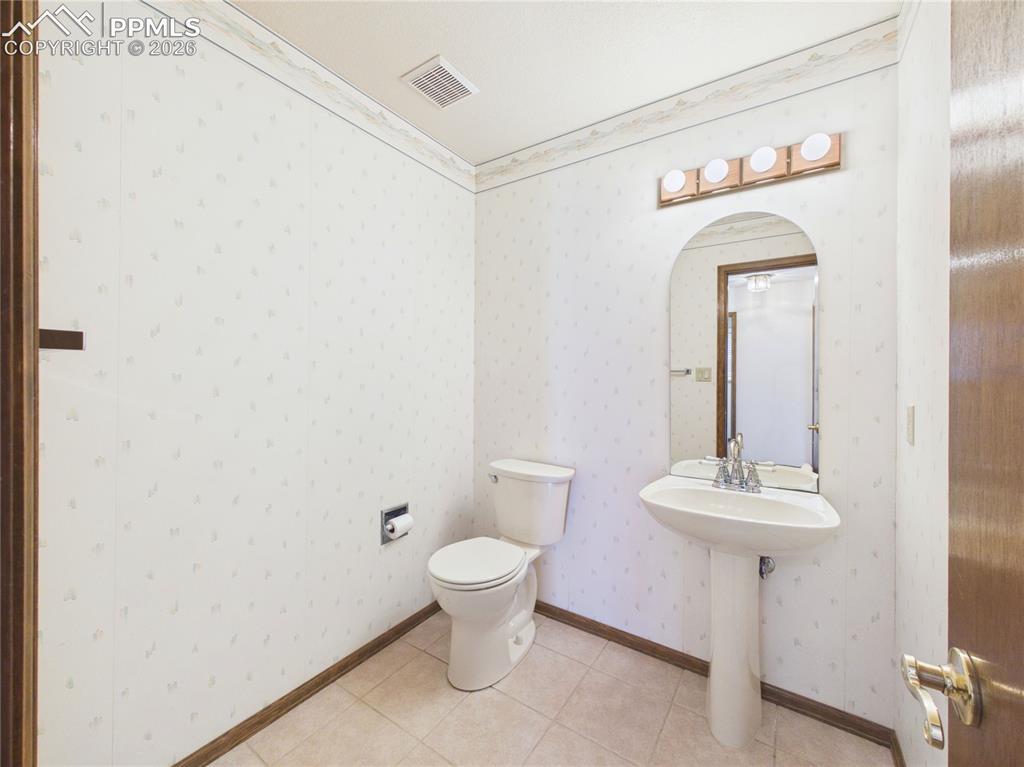 Image 22 of 44: Bathroom
