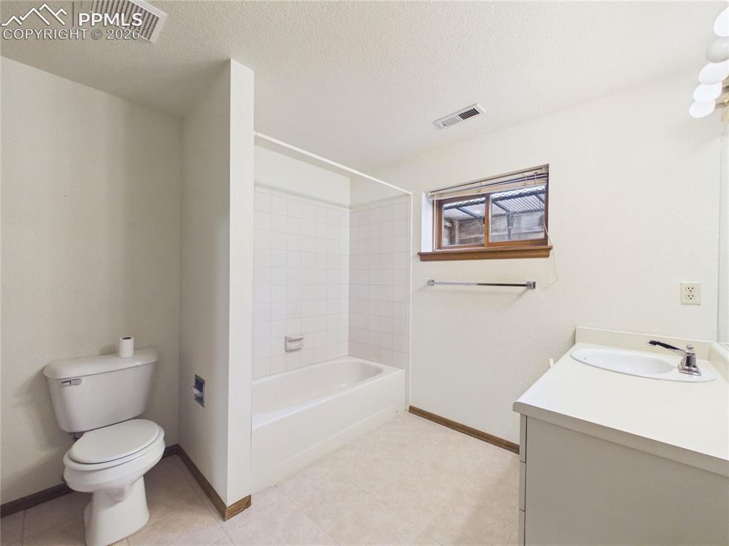 Image 33 of 44: Bathroom