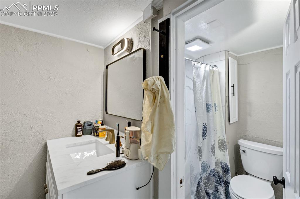 Image 11 of 50: Bathroom