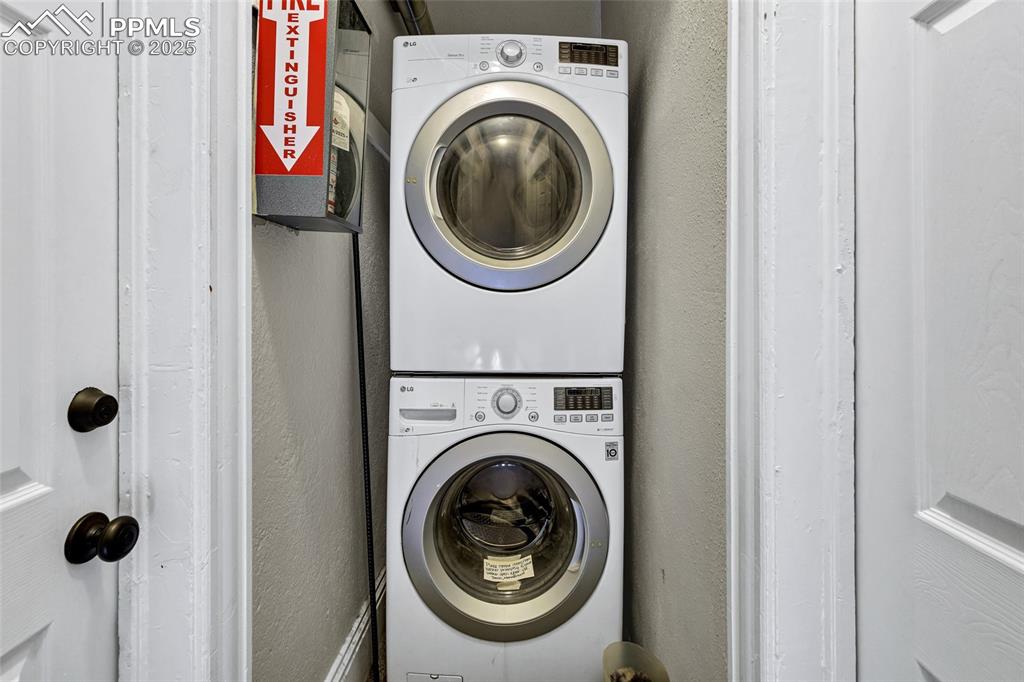 Image 14 of 50: Laundry