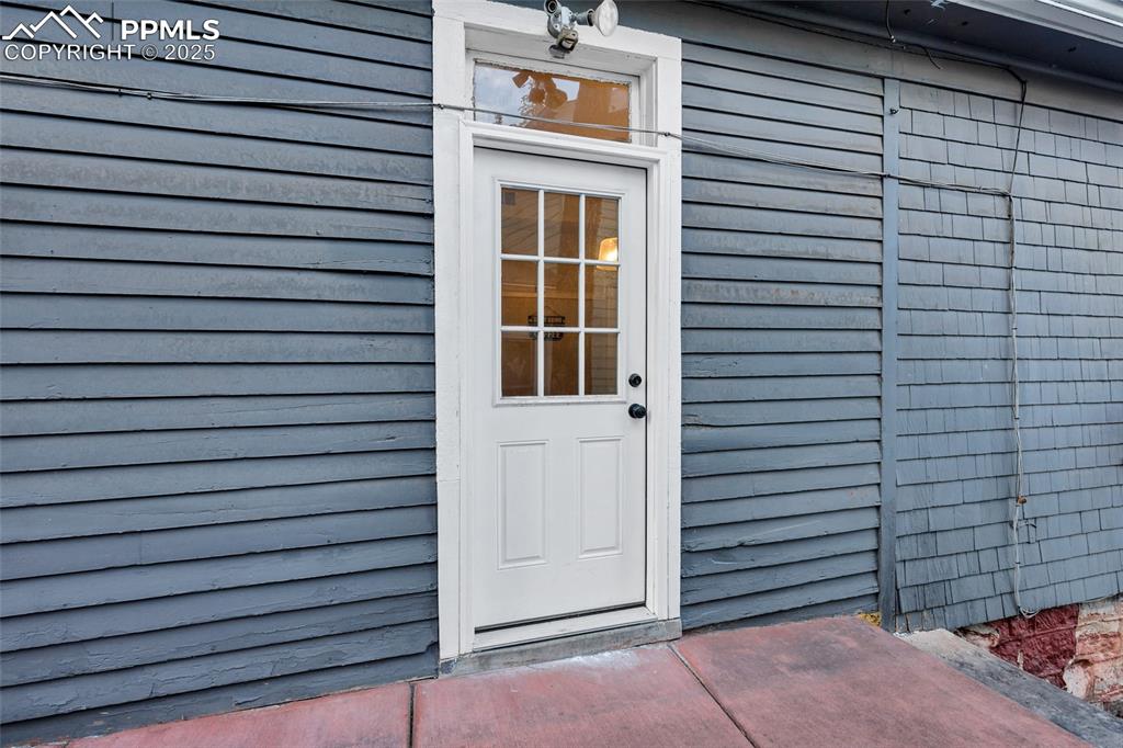 Image 15 of 50: Entry