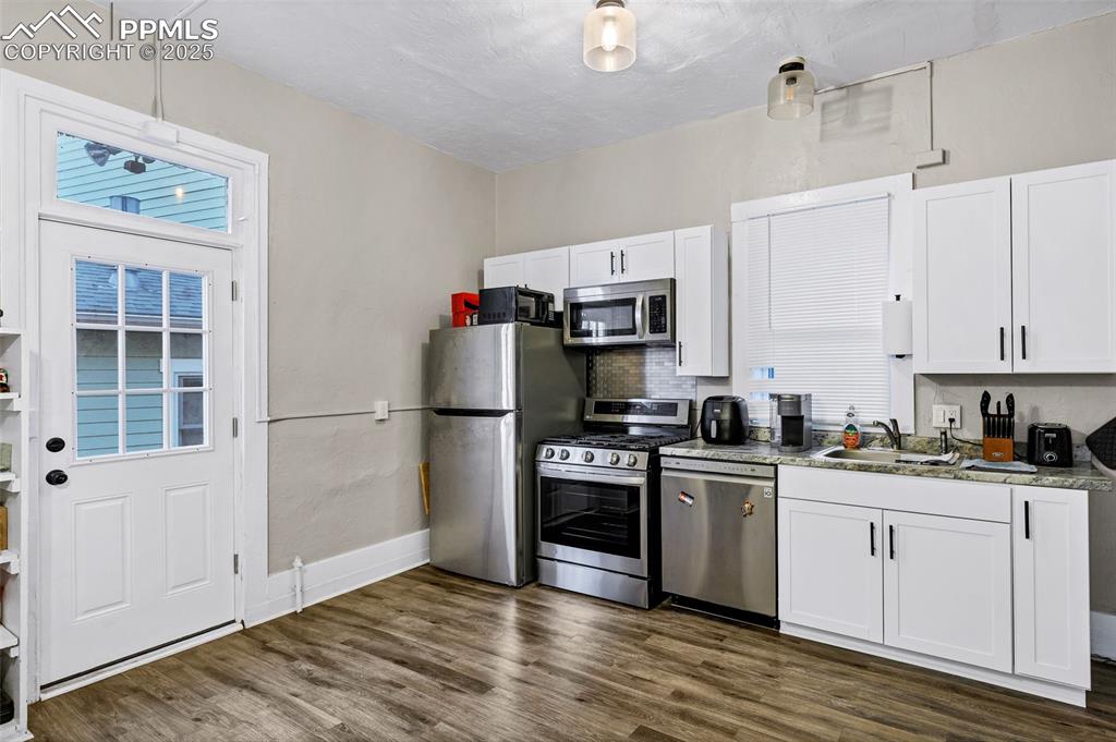 Image 17 of 50: Kitchen