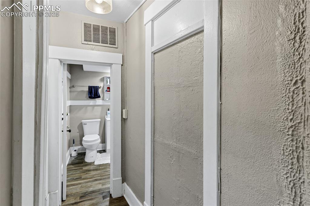 Image 19 of 50: Bathroom