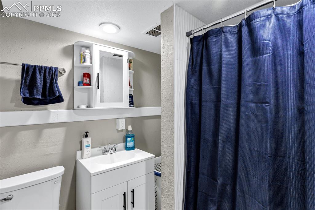 Image 20 of 50: Bathroom