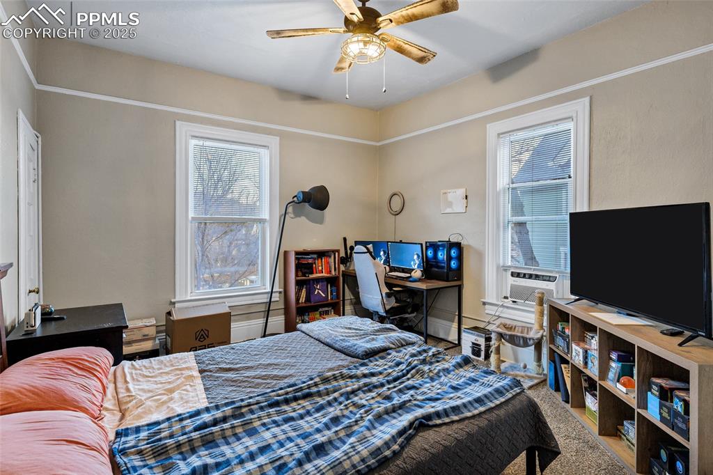 Image 21 of 50: Bedroom