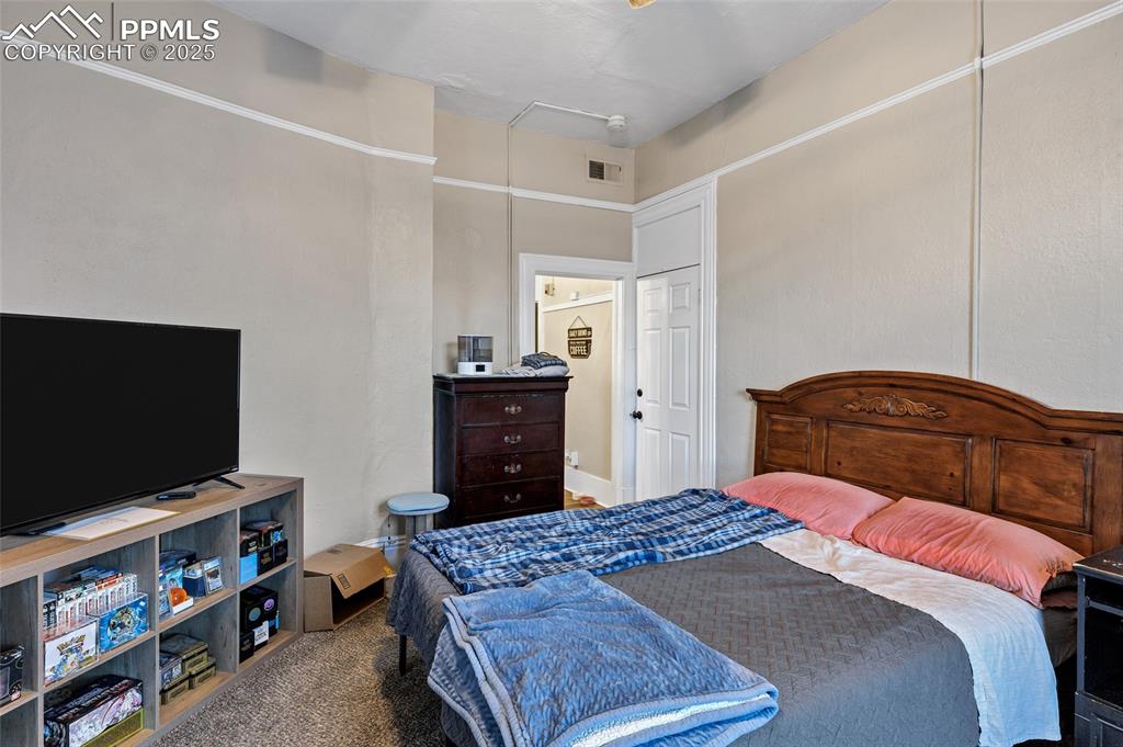 Image 22 of 50: Bedroom