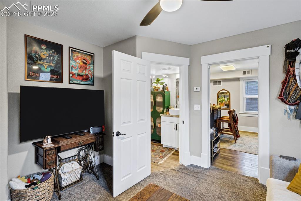 Image 31 of 50: Office