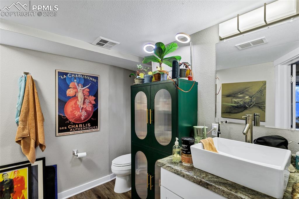 Image 32 of 50: Bathroom