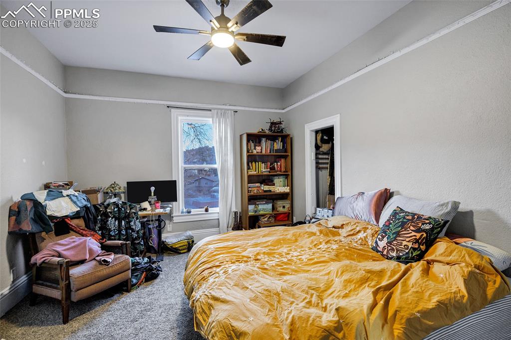 Image 34 of 50: Bedroom