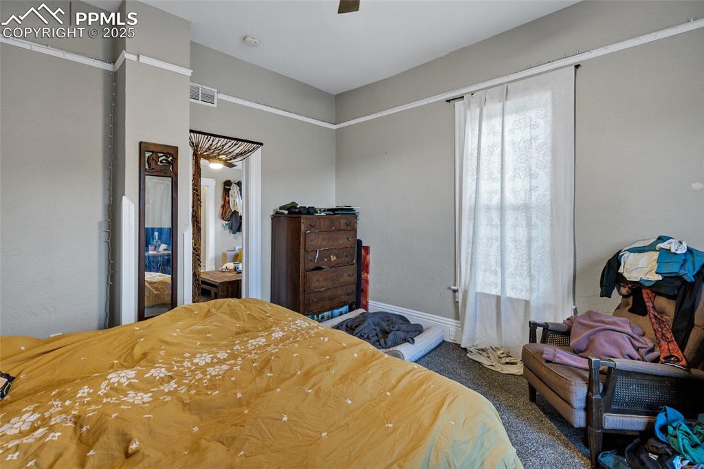 Image 35 of 50: Bedroom