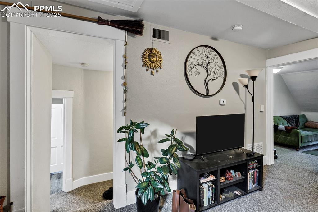 Image 38 of 50: Living Room